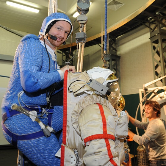 Astronaut Alexander Gerst steigt in seinen Weltraumanzug. | Bild: GCTC