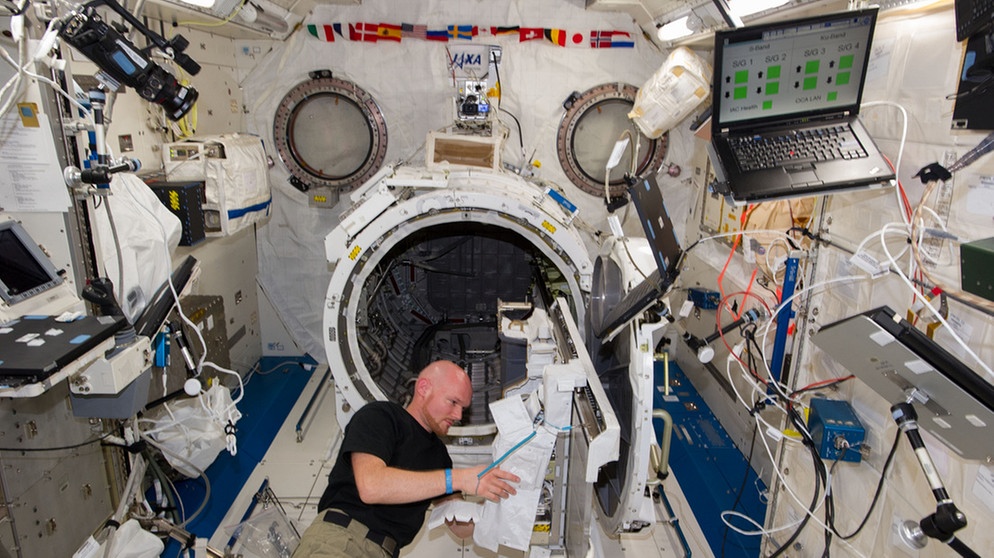 der deutsche Astronaut Alexander Gerst im japanischen Forschungsmodul Jaxa auf der Internationalen Raumstation ISS | Bild: ESA/NASA