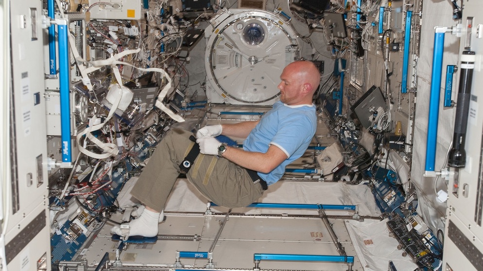 Alexander Gerst auf der Internationalen Raumstation ISS. Beim Arbeiten in der Schwerelosigkeit muss sich der Astronaut oft auch selbst anschnallen. | Bild: ESA/NASA