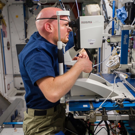 der deutsche Astronaut Alexander Gerst beim Augentest auf der Internationalen Raumstation ISS | Bild: ESA/NASA