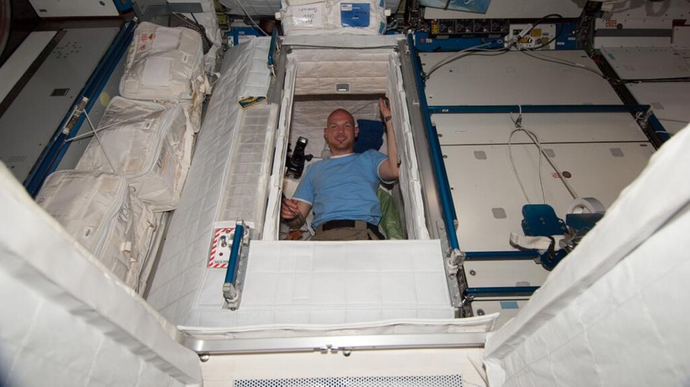 der deutsche Astronaut Alexander Gerst in seiner Schlafkoje auf der Internationalen Raumstation ISS | Bild: ESA/NASA