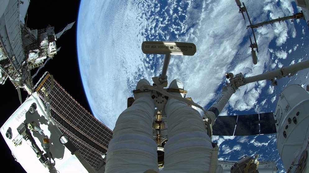 der deutsche Astronaut Alexander Gerst bei seinem Weltraumspaziergang auf der Internationalen Raumstation ISS | Bild: ESA/NASA