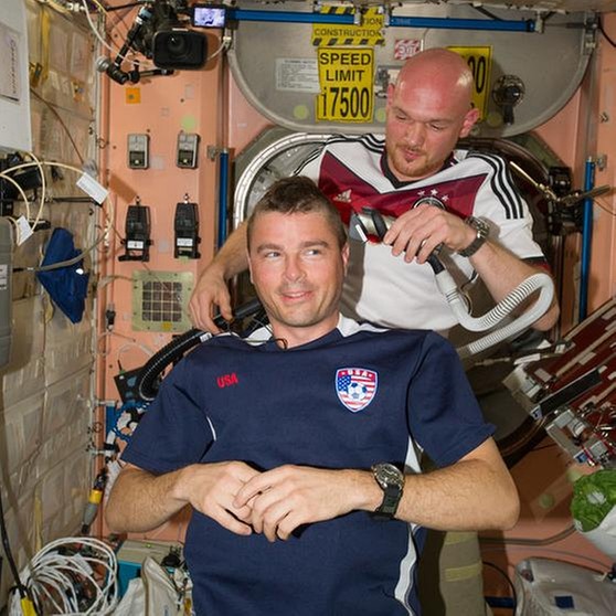 der deutsche Astronaut Alexander Gerst rasiert auf der Internationalen Raumstation ISS seinem US-Kollegen Reid Wiseman die Haare | Bild: ESA/NASA
