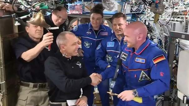 Kommandoübergabe an den deutschen Astronauten Alexander Gerst auf der ISS: Handschlag am 3. Oktober zwischen dem bisherigen Kommandanten der ISS, Andrew Feustel, und dem zukünftigen, Alexander Gerst. Damit ist erstmals ein Deutscher Kommandant der Internationalen Raumstation | Bild: NASA/ESA