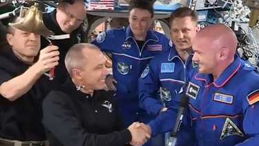 Kommandoübergabe an den deutschen Astronauten Alexander Gerst auf der ISS: Handschlag am 3. Oktober zwischen dem bisherigen Kommandanten der ISS, Andrew Feustel, und dem zukünftigen, Alexander Gerst. Damit ist erstmals ein Deutscher Kommandant der Internationalen Raumstation | Bild: NASA/ESA