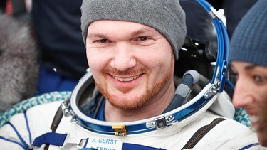 Alexander Gerst nach seiner Landung in der kasachische Steppe: Nach über einem halben Jahr auf der Internationalen Raumstation lächelt der Astronaut  in die Kameras | Bild: REUTERS/Shamil Zhumatov