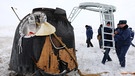 Ein Gestell wird zur Sojus-Raumkapsel getragen, nachdem die Landekapsel am 20. Dezember 2018 in Kasachstan aufsetzte. Mit an Bord der Sojus ist der deutsche Astronaut Alexander Gerst, der über ein halbes Jahr auf der ISS verbrachte. | Bild: picture-alliance