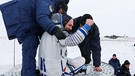 Astronaut Alexander Gerst wird nach der Landung aus der Sojus-Raumkapsel gezogen. Am 20. Dezember 2018 kehrte der Deutsche aus dem All zurück, nach dreistündiger Reise von der Internationalen Raumstation ISS nach Kasachstan. | Bild: picture-alliance