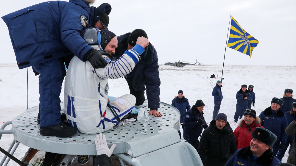 Astronaut Alexander Gerst wird nach der Landung aus der Sojus-Raumkapsel gezogen. Am 20. Dezember 2018 kehrte der Deutsche aus dem All zurück, nach dreistündiger Reise von der Internationalen Raumstation ISS nach Kasachstan. | Bild: picture-alliance