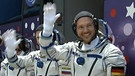 Alexander Gerst, Serena Auñón-Chancellor und Sergej Prokopjew am 6. Juni 2018 vor dem Bus, der die Astronauten zur Startrampe mit der Sojus-Rakete gebracht hat.  | Bild: ESA