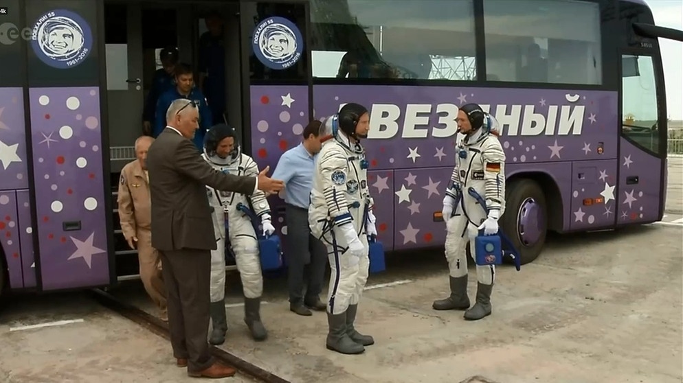 Alexander Gerst, Serena Auñón-Chancellor und Sergej Prokopjew steigen am 6. Juni 2018 aus dem Bus, der sie zum Launch-Pad in Baikonur gebracht hat.  | Bild: ESA