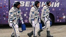 Alexander Gerst, Serena Auñón-Chancellor und Sergej Prokopjew am 6. Juni 2018 vor dem Bus, der die Astronauten zur Startrampe mit der Sojus-Rakete gebracht hat.  | Bild: picture alliance / Sergey Mamont