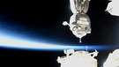 Das Sojus-Raumschiff am Freitag, 8. Juni 2018, beim Andocken an die Internationale Raumstation ISS. Foto aus dem NASA-Livestream. | Bild: NASA