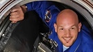 Alexander Gerst lugt durch die Luke in die ISS. Der Astronaut kam am Morgen des 29. Mai 2014 bei der Internationalen Raumstation ISS an. | Bild: Roscosmos / Oleg Artemjev