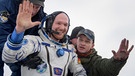 Alexander Gerst strahlt und winkt in die Kamera, nachdem er am 20. Dezember 2018 aus der Sojus-Raumkapsel gezogen wurde, mit der der deutsche Astronaut nach über einem halben Jahr auf der Internationalen Raumstation ISS wieder zur Erde zurückkehrte.  | Bild: dpa-Bildfunk/Bill Ingalls