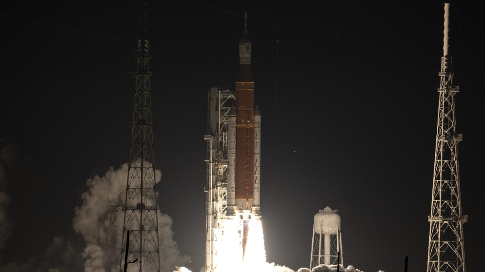 Die Trägerrakete SLS hob am 16. November 2022 mit der unbemannten Raumkapsel Orion im Rahmen des NASA-Mondprogramms Artemis 1 ab. Sie umrundet den Mond. | Bild: picture-alliance/dpa/Pat Benic