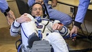 Alexander Gerst wird am 6. Juni 2018 in den Raumanzug eingekleidet, mit dem er an Bord der Sojus zur ISS reisen wird. | Bild: Imago/ITAR-TASS
