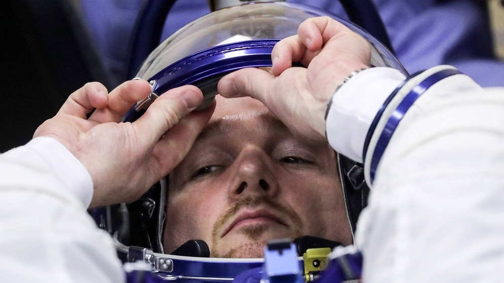 Alexander Gerst wird am 6. Juni 2018 in den Raumanzug eingekleidet, mit dem er an Bord der Sojus zur ISS reisen wird. | Bild: Imago/ITAR-TASS