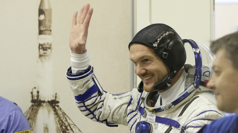 Der deutsche Astronaut Alexander Gerst in seiner "Reise-Uniform" im Gebäude "Site 254" am Weltraumbahnhof Baikonur, kurz vor dem Start mit der Sojus-Rakete zur ISS.  | Bild: dpa-Bildfunk/Dmitri Lovetsky