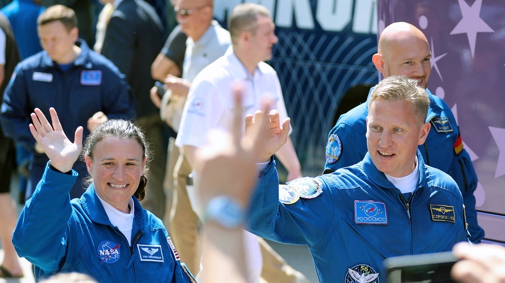 Die Astronauten Alexander Gerst, Serena Auñón-Chancellor und Sergej Prokopjew am 6. Juni 2018 auf dem Weg zu Site 254 am Weltraumbahnhof Baikonur.  | Bild: Imago/ITAR-TASS