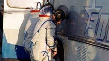Diese Tradition gründete der russische Kosmonaut Juri Gagarin aus echter Not: Kosmonauten pinkeln auf dem Weg zur Startrampe in Baikonur an den linken hinteren Reifen des Busses, der sie zur Rakete bringt. | Bild: Roskosmos