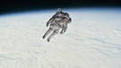 Der Astronaut Bruce McCandless hat 1984 den ersten Weltraumspaziergang durchgeführt, bei dem er an keinerlei Raumschiff oder Station befestigt war - er schwebte völlig frei im Weltall.  | Bild: NASA