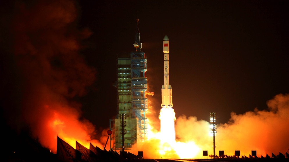 Start der Rakete vom Typ "Langer Marsch 2FT1" am Donnerstag (29.09.2011) in Jiuquan, China. In einem ersten Schritt für die Entwicklung einer bemannten Raumstation hat China am Donnerstag ein Versuchsmodul ins All geschossen. "Tiangong 1", übersetzt "Himmelspalast", soll zwei Jahre lang die Erde umkreisen. | Bild: picture-alliance/dpa