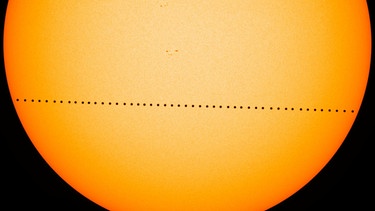 Merkur-Transit vom 9.5.2016, zusammengesetzte Aufnahme | Bild: NASA's Goddard Space Flight Center/SDO/Genna Duberstein