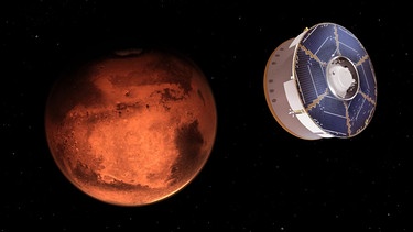 Die Illustration zeigt rechts die NASA-Raumsonde Perseverance, die sich links in der Darstellung dem roten Planeten Mars annähert.  | Bild: NASA/JPL-Caltech