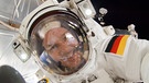 Der deutsche Astronaut Alexander Gerst beim Außeneinsatz im Oktober 2017 auf seiner ISS-Mission. | Bild: NASA