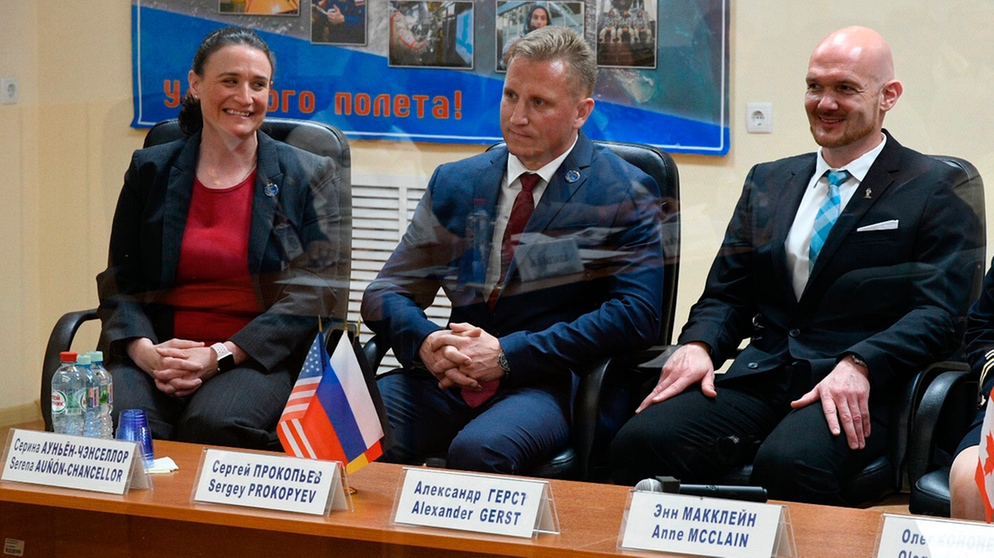Der deutsche Astronaut Alexander Gerst, der russische Kosmonaut Sergej Prokopjew und die US-amerikanische Astronautin Serena Auñón-Chancellor am 5. Juni 2018 bei der letzten Pressekonferenz vor dem Start zur ISS | Bild: ESA/S. Corvaja