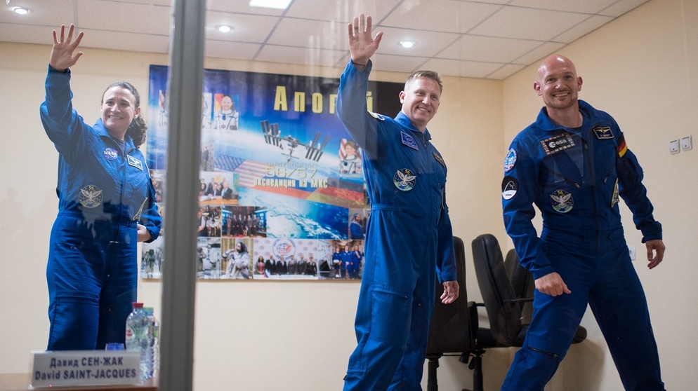 Der deutsche Astronaut Alexander Gerst, der russische Kosmonaut Sergej Prokopjew und die US-amerikanische Astronautin Serena Auñón-Chancellor am 5. Juni 2018 bei der letzten Pressekonferenz vor dem Start zur ISS | Bild: NASA/Joel Kowsky