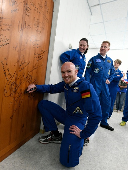 Astronaut Alexander Gerst unterschreibt am 6. Juni 2018 kurz vor dem Verlassen des Kosmonauten-Hotels auf der Hoteltür - Tradition bei den Astronauten vor dem Start in Baikonur. | Bild: ESA/S. Corvaja