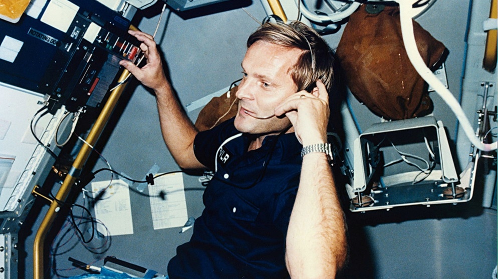 Ernst Messerschmid schwebt im Space Shuttle als Teil der Spacelab D1 Mission. Der deutsche Astronaut war einer von zehn, die vor Alexander Gerst ins Weltall geflogen sind. | Bild: NASA/ESA/DLR