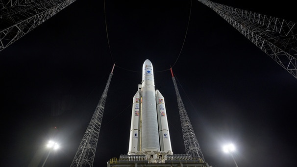 Eine Ariane 5-Rakete der europäischen Weltraumorganisation ESA ist bereit zum Start.  | Bild: picture alliance / ASSOCIATED PRESS | Bill Ingalls