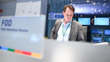 Ein Mitarbeiter steht in Darmstadt (Hessen) im Kontrollzentrum der Europäischen Raumfahrtagentur Esa. | Bild: picture-alliance/dpa