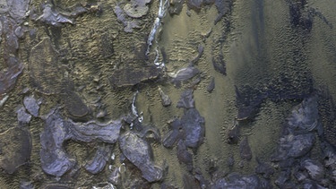 Diese Aufnahme der ESA-Mars-Sonde TGO (Trace Gas Orbiter) zeigt einen Canyon auf dem Planeten Mars. Er gehört zum gewalten Canyon System Valles Marineris, das sich über 4.000 Kilometer weit über den Mars zieht und teilweise bis zu sieben Kilometer tief ist. Der TGO hat diese Bild mit seinem Instrument CaSSIS im infraroten Wellenbereich aufgenommen. | Bild: ESA