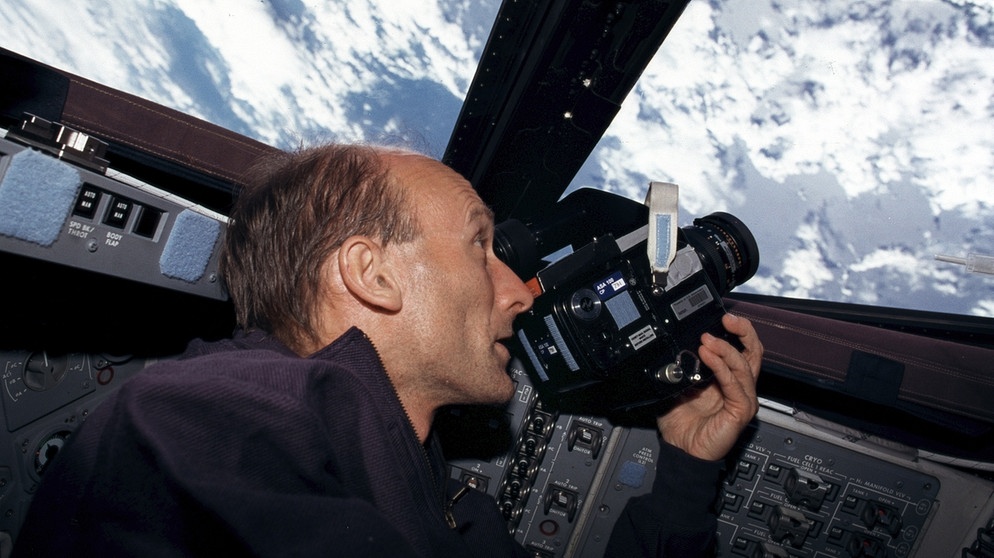 Gerhard Thiele an Bord von Endeavour: Er filmt die Erde vom hinteren Flugdeck aus und war einer der deutschen Astronauten, die vor Alexander Gerst in den Weltraum geflogen sind. | Bild: NASA