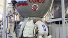 Alexander Gerst und sein russischer Kollege Sergej Prokopjew neben einem Simulator einer Sojus-Raumkapsel | Bild: dpa-Bildfunk
