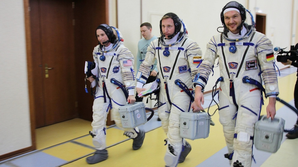 Sojus-Crew auf dem Weg zum Simulator | Bild: dpa-Bildfunk