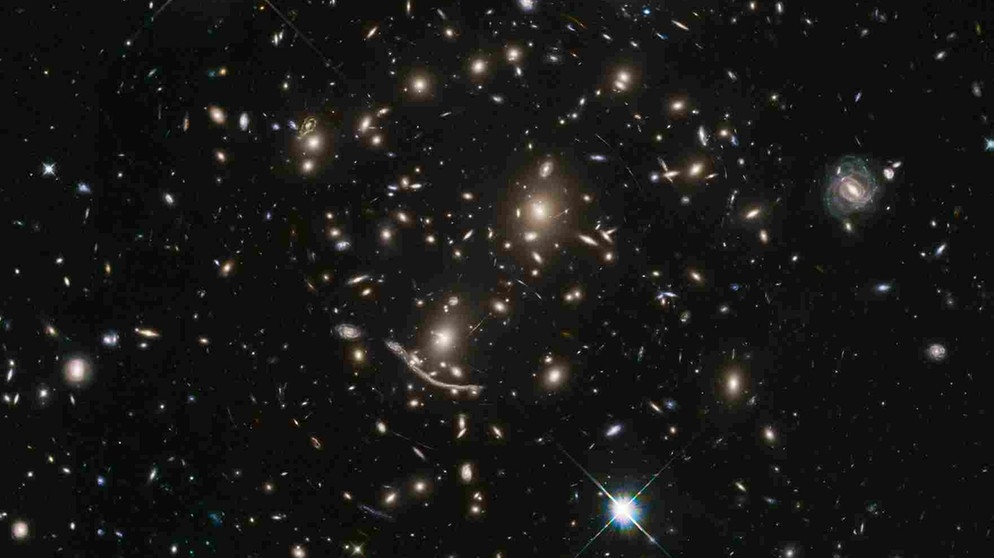 Galaxiehaufen, aufgenommen vom Weltraumteleskop Hubble | Bild: NASA, ESA, A. Koekemoer (STScI), M. Jauzac (Durham University), C. Steinhardt (Niels Bohr Institute), and the BUFFALO team