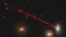 Spiralgalaxie D100 mit Gasstrom. Kombination einer Aufnahme des Weltraumteleskops Hubble (Galaxie) und einer Aufnahme des Subaru-Teleskops in Hawaii (Gasstrom) | Bild: NASA, ESA, M. Sun (University of Alabama), and W. Cramer and J. Kenney (Yale University); Subaru image: M. Yagi (National Astronomical Observatory of Japan)
