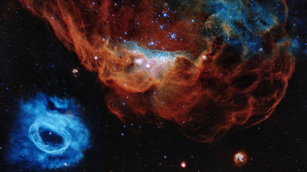 Das Jubliäumsbild von Hubble zum 30-jährigen Bestehen zeigt die beiden Nebel NGC 2j014 und NGC 2020 (unten links). | Bild: NASA, ESA, and STScI; CC BY 4.0