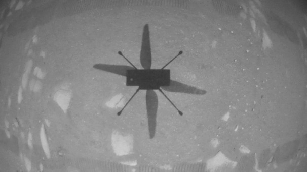 Der Schatten von Ingenuity auf der Marsoberfläche, aufgenommen von der Bordkamera des Hubschraubers. | Bild: NASA/JPL-Caltech
