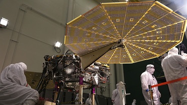 InSight testet sein Solar-Panel. Der Lander der NASA soll auf dem Roten Planeten landen und ihn untersuchen. | Bild: picture-alliance/dpa/newscom