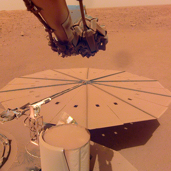 Die Aufnahme vom 24. April 2022 zeigt die völlig vom Mars-Staub bedeckten Solarpanele der Mars-Sonde InSight. Der Mars-Mission der NASA geht der Strom aus. | Bild: NASA/JPL-Caltech