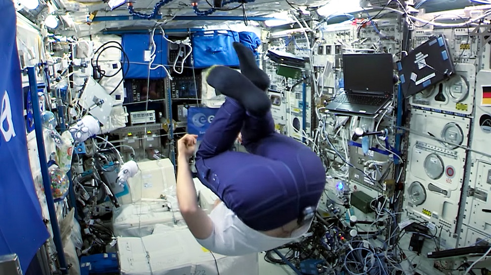 Der deutsche Astronaut Alexander Gerst trägt Socken und macht auf der ISS in Schwerelosigkeit einen Purzelbaum. | Bild: DLR auf Youtube