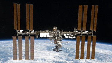 Die Aufnahme zeigt die Internationale Raumstation ISS in einer niedrigen Erdumlaufbahn. Im Hintergrund befindet sich die Erde.  | Bild: NASA