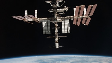 ISS: Die Raumstation ISS über der Erde | Bild: picture-alliance/dpa
