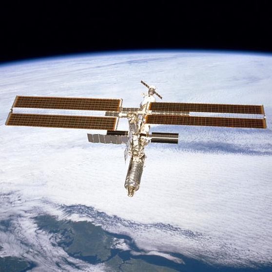 Die ISS im Jahr 2001: Mit einem großen Sonnensegel und dem Labormodul Destiny, das silbern glänzt.  | Bild: NASA